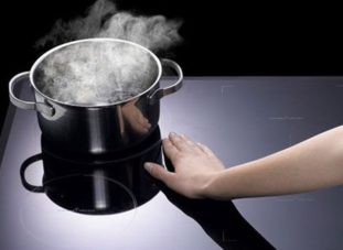 Употребление термически необработанных продуктов – одна из самых частых причин заражения