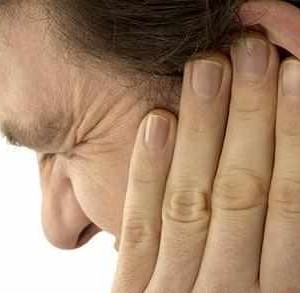 Зуд и шелушение в ушах Зуд в ухе: симптоматика, причины и лечение